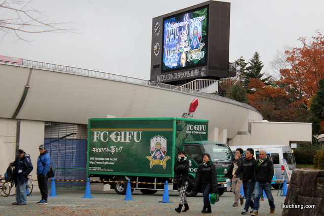 写真：FC岐阜のトラックと電光掲示板の対戦カード（モンテディオ山形×FC岐阜）