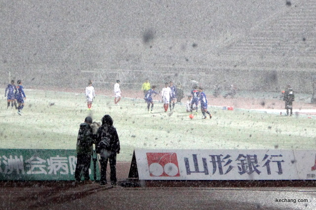 写真：大雪のなか試合を進める山形と岐阜（モンテディオ山形×FC岐阜）