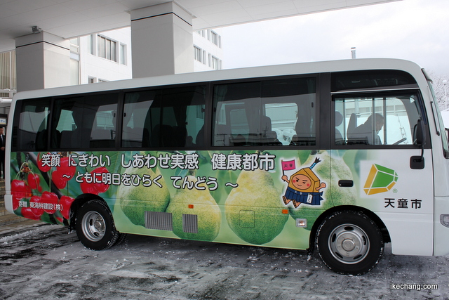 写真：寄贈されたラッピングバス（天童市福祉バス贈呈式・出発式）