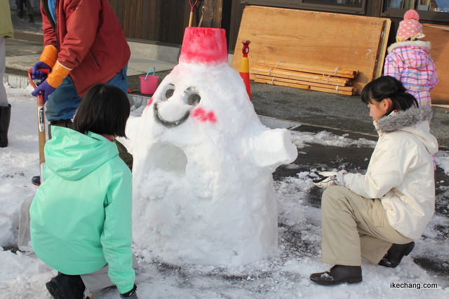 写真：雪像をつくる子どもたち（第５回寺津雪まつり）