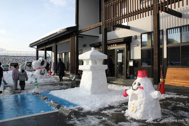 写真：寺津公民館の前につくられた３つの雪像（第５回寺津雪まつり）
