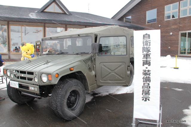 写真：展示されている自衛隊の車両や装備（天童高原スノーパークフェスタ）