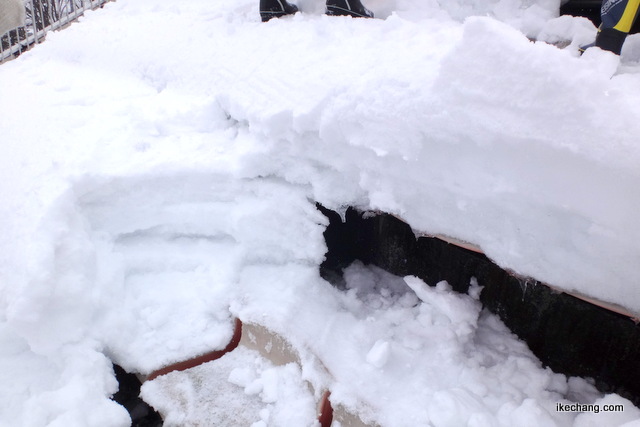 写真：雪に埋もれた座席（ＮＤスタ雪かき）