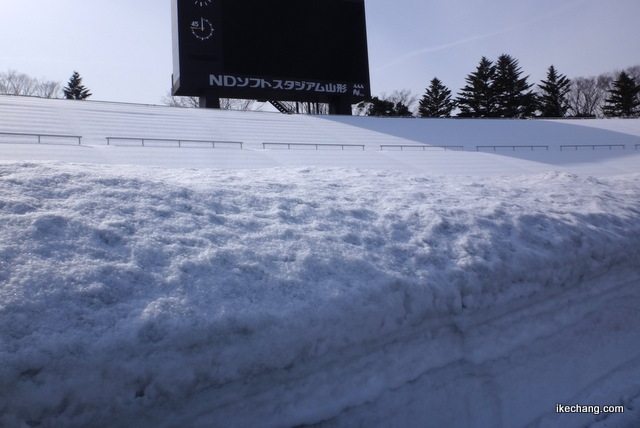 写真：雪に埋もれたビジター自由席（ＮＤスタ雪かき）