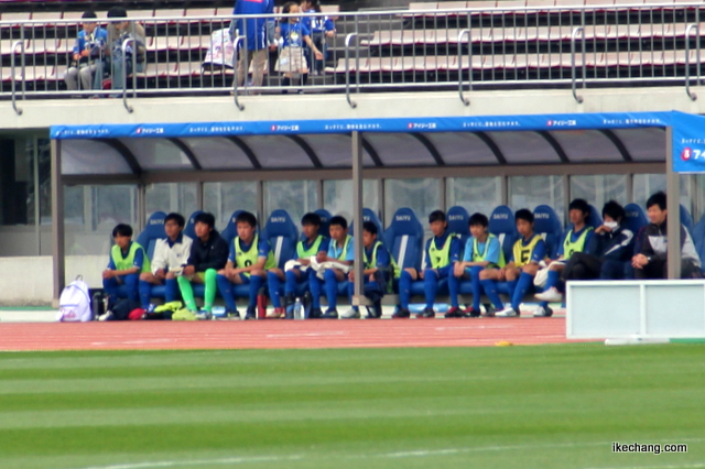 写真：前座試合でベンチに座る天童三中（山形×大宮）