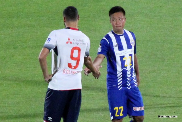 写真：ディエゴ・オリヴェイラ選手と握手を交わす中村駿太選手（山形×FC東京）