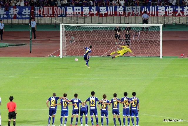 写真：左隅にゴールを決めるフェリペ・アウベス選手（山形×FC東京）