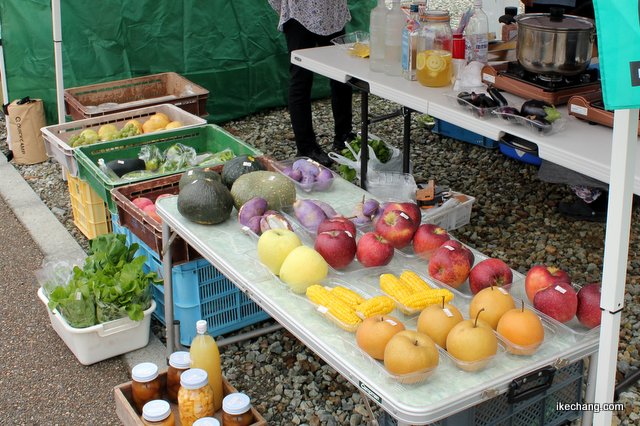 写真：獲れ立ての野菜や果物（軽トラ市in天童2018）