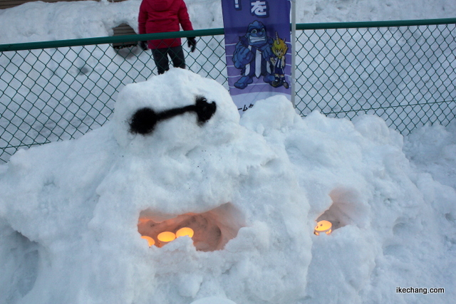 写真：ベイマックスの雪像と紙コップキャンドル