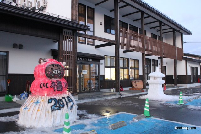 写真：公民館の前につくられた雪像と雪灯籠