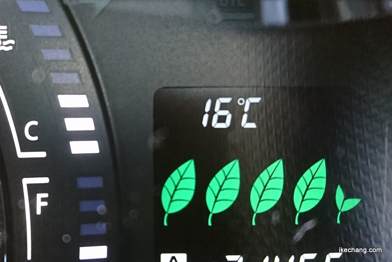 写真：車の温度計は16度！