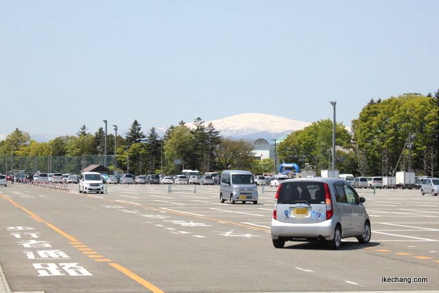写真：駐車場から見える月山（山形×岡山）