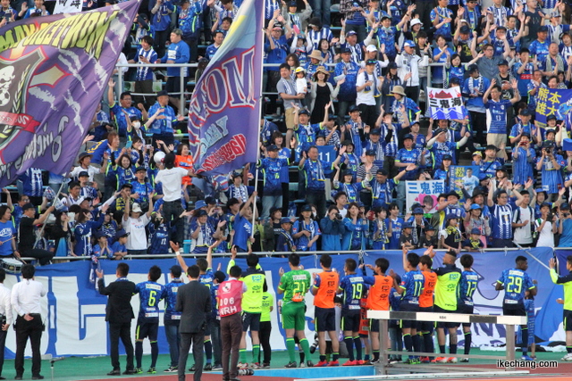 写真：モンテディオ山形 勝利の凱歌「BLUE IS THE COLOR」を歌う選手とサポーター（山形×岡山）