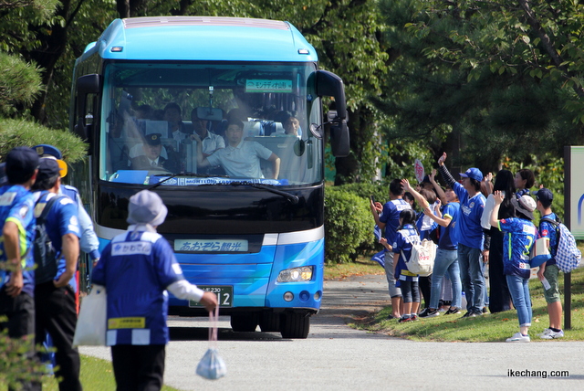 写真：バスの中の選手に手を振るモンテディオ山形のサポーター（山形×甲府）
