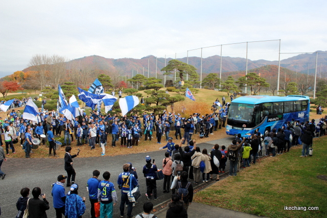写真：モンテサポーターによるバス待ち応援（山形×町田）