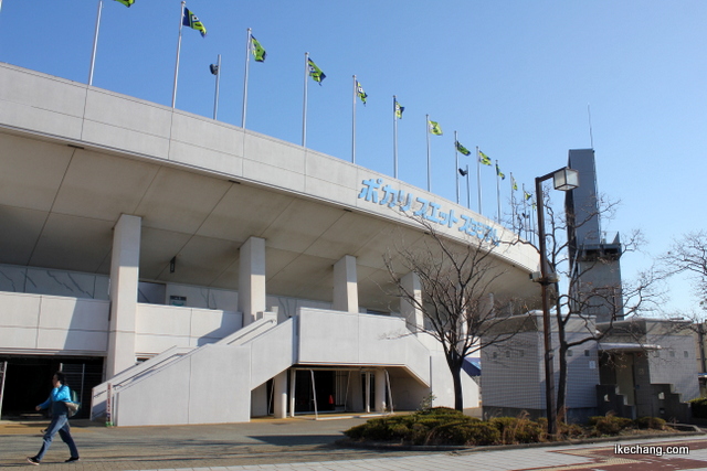 写真：ビジター側のポカリスエットスタジアム外観（徳島×山形）