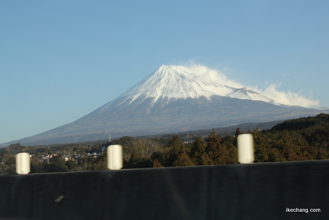 写真：道路の右手に見える富士山（磐田×山形）