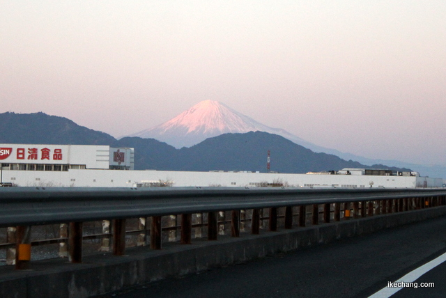 写真：日清食品(株)静岡工場と富士山（磐田×山形）