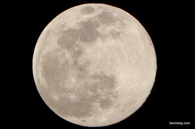 写真：クレーターのデコボコもよく見えた満月