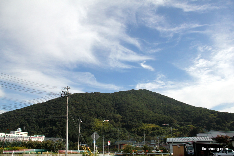 画像：青空と緑の山