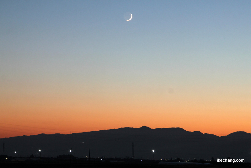 画像：天童市駅西から見た夕暮れに沈む二日月