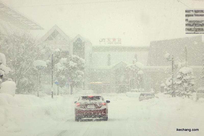 画像：雪に煙るJR天童駅