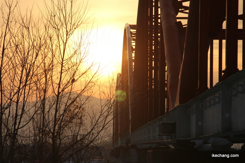 画像：三郷堰土地改良区の水管橋と夕日