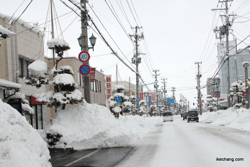 画像：歩道に山積みにされた市街地の雪