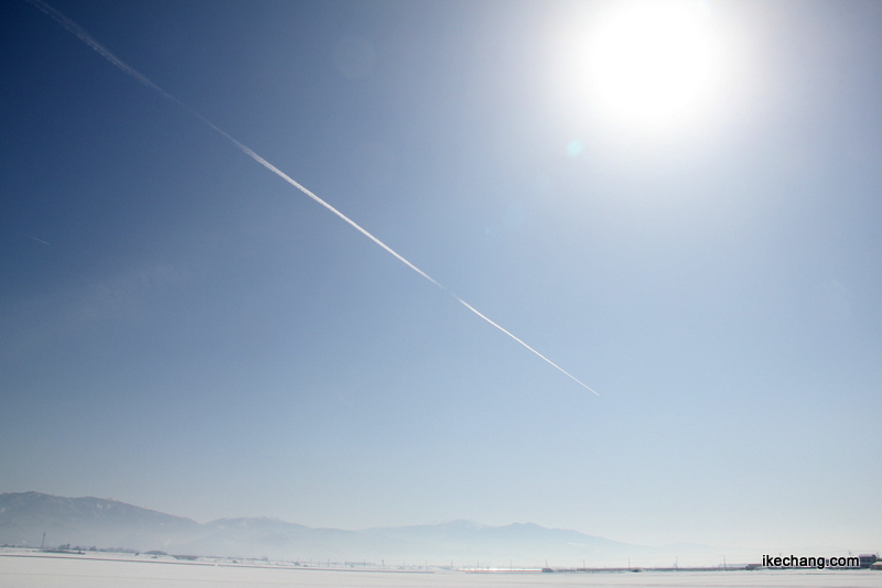 画像：青空と太陽と飛行機雲