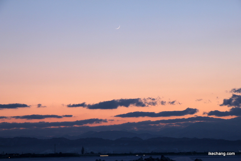 画像：夕焼けのなかの「二日月」の細い月