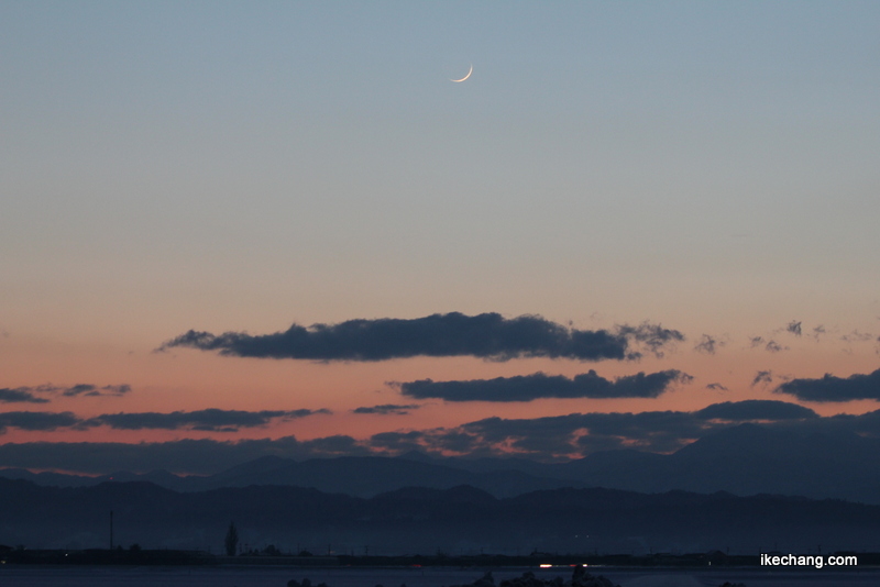 画像：西の空に輝く二日月