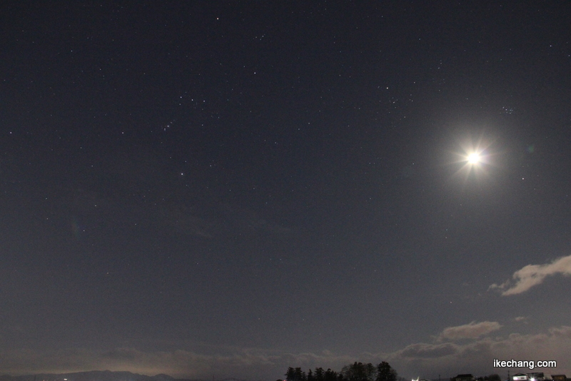 画像：天童市駅西地域から見たオリオン座と上弦手前の月と火星