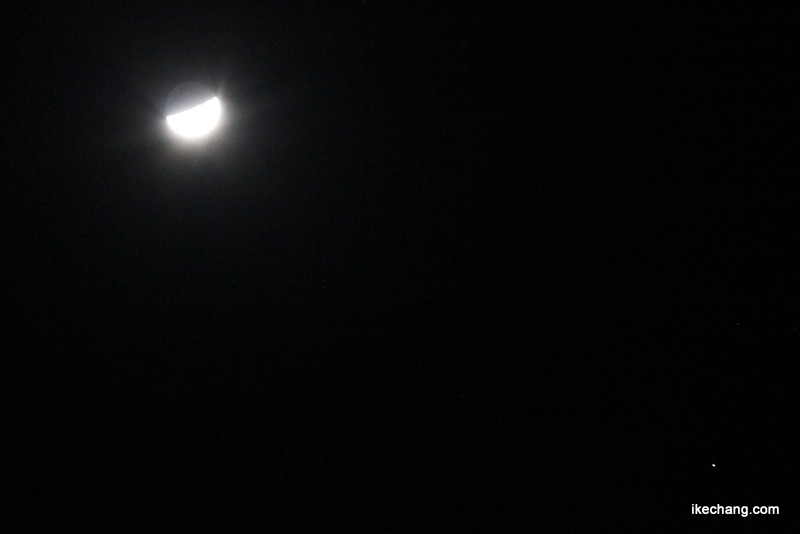 画像：月齢7の「上弦」手前の月と火星