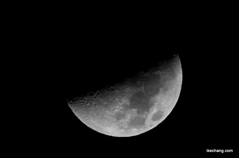 画像：天童市駅西地域から上弦手前の月
