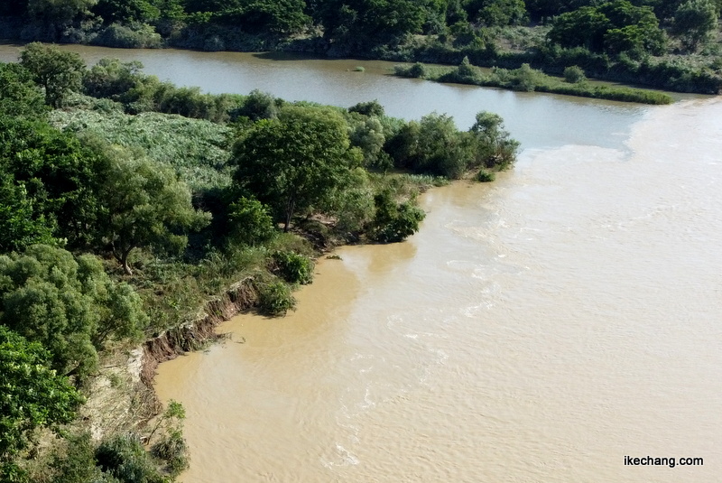 写真：最上川の濁流でえぐられた右岸の土地
