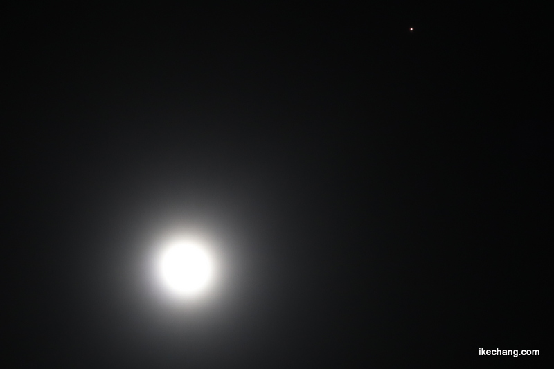写真：12月の満月「コールドムーン(Cold Moon)」と火星（右上）