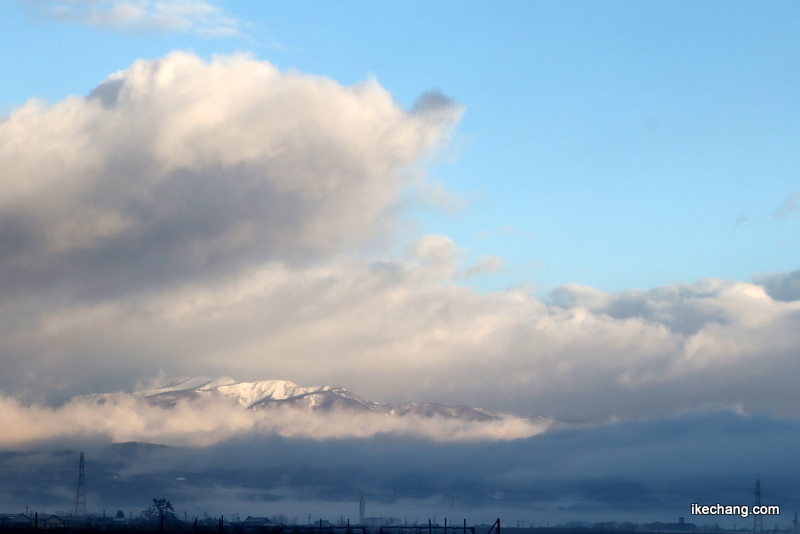 写真：青空が見える西の空と葉山