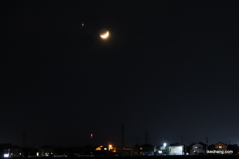写真：沈んでいく細い月と金星
