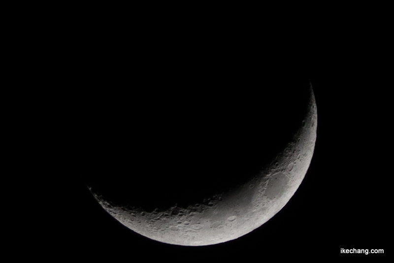 写真：月齢4.3の細い月