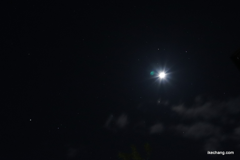 写真：月とふたご座の星々