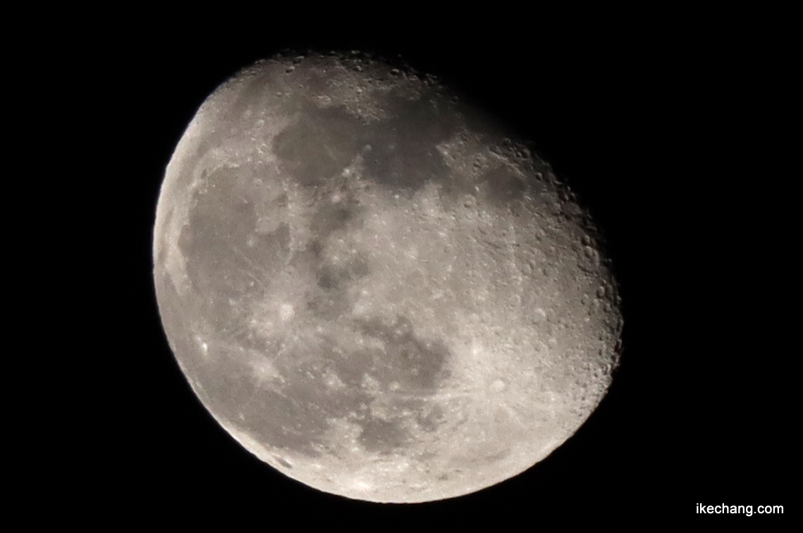写真：月齢17.7の居待月