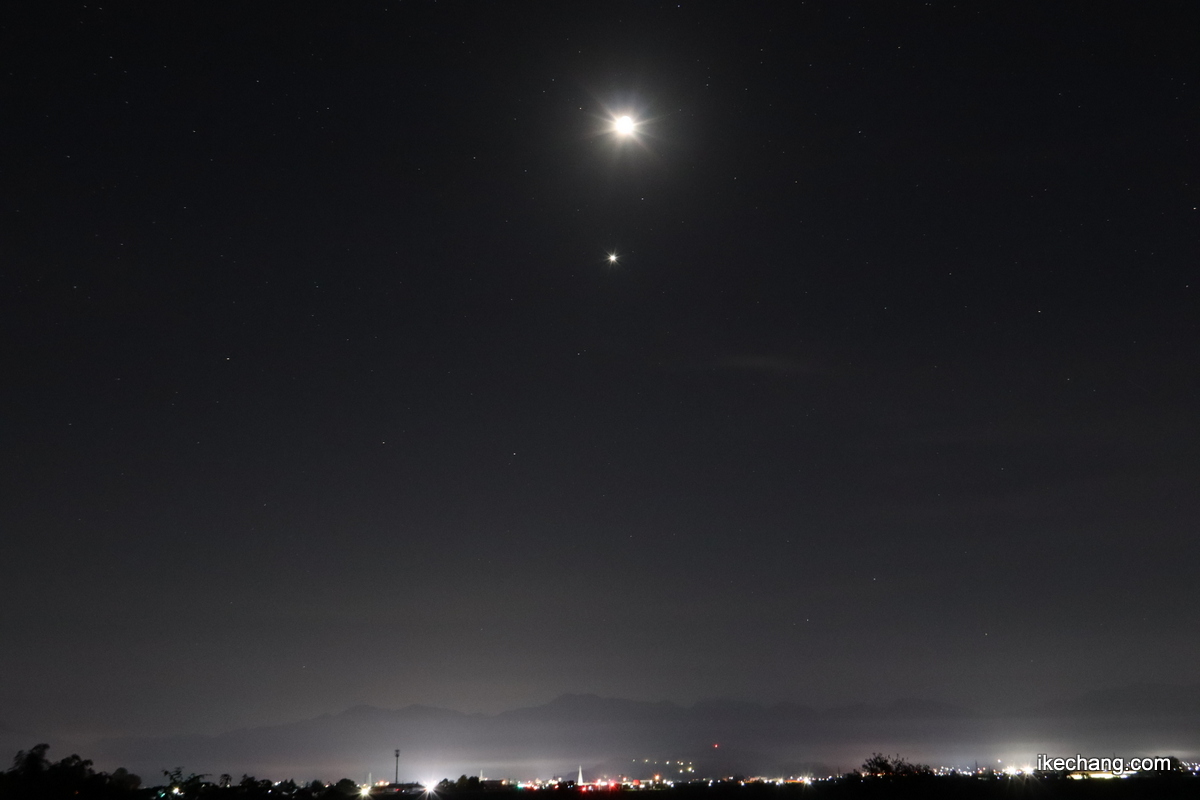 写真：最上川堤防から見た細い月と金星