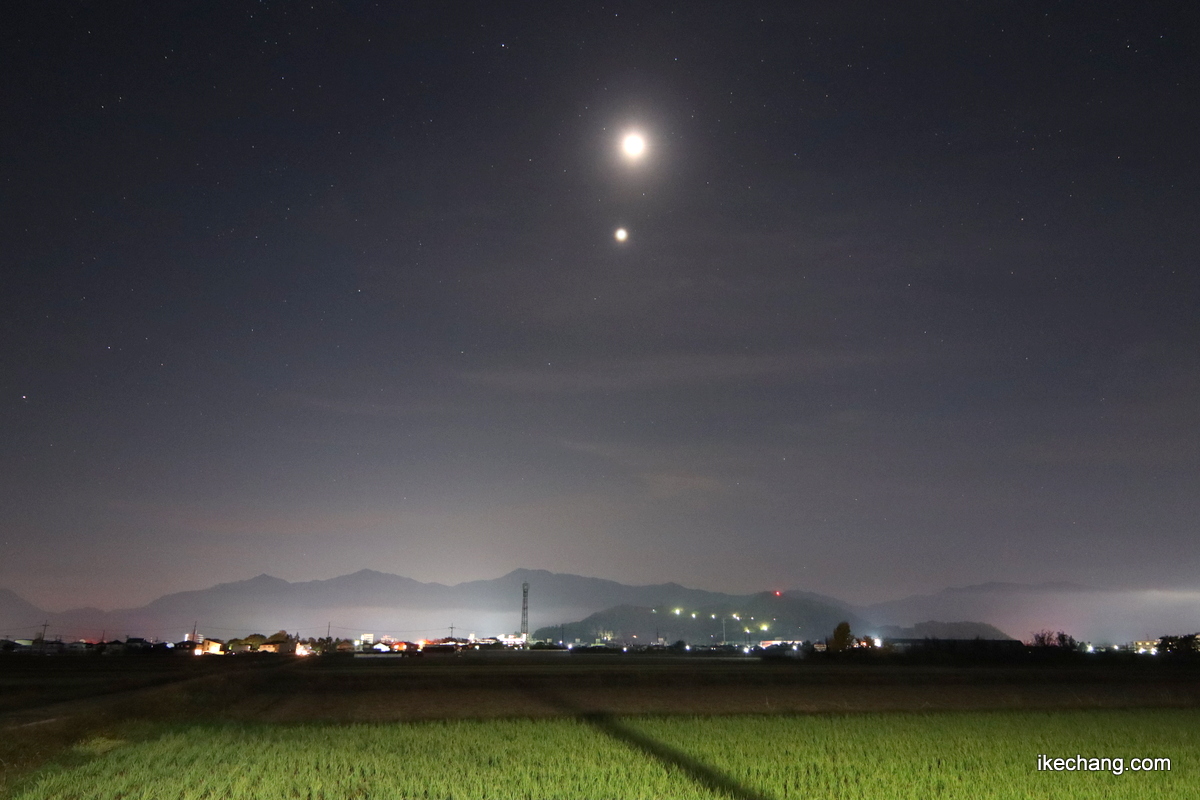 写真：舞鶴山の上に輝く細い月と金星