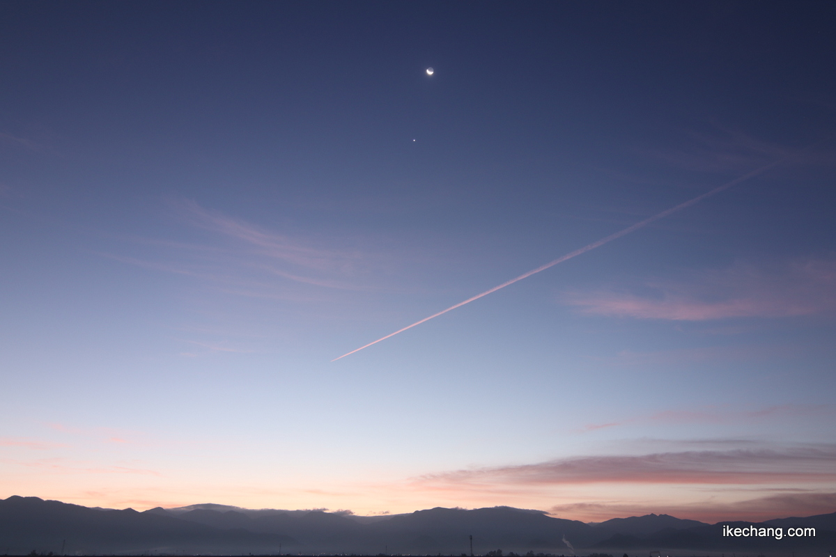 写真：地球照が見える細い月と金星と飛行機雲