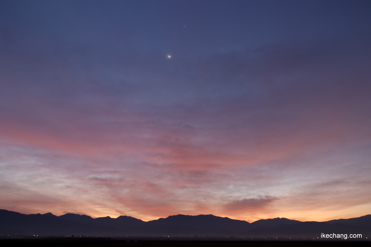 写真：東の空に輝く細い月と金星
