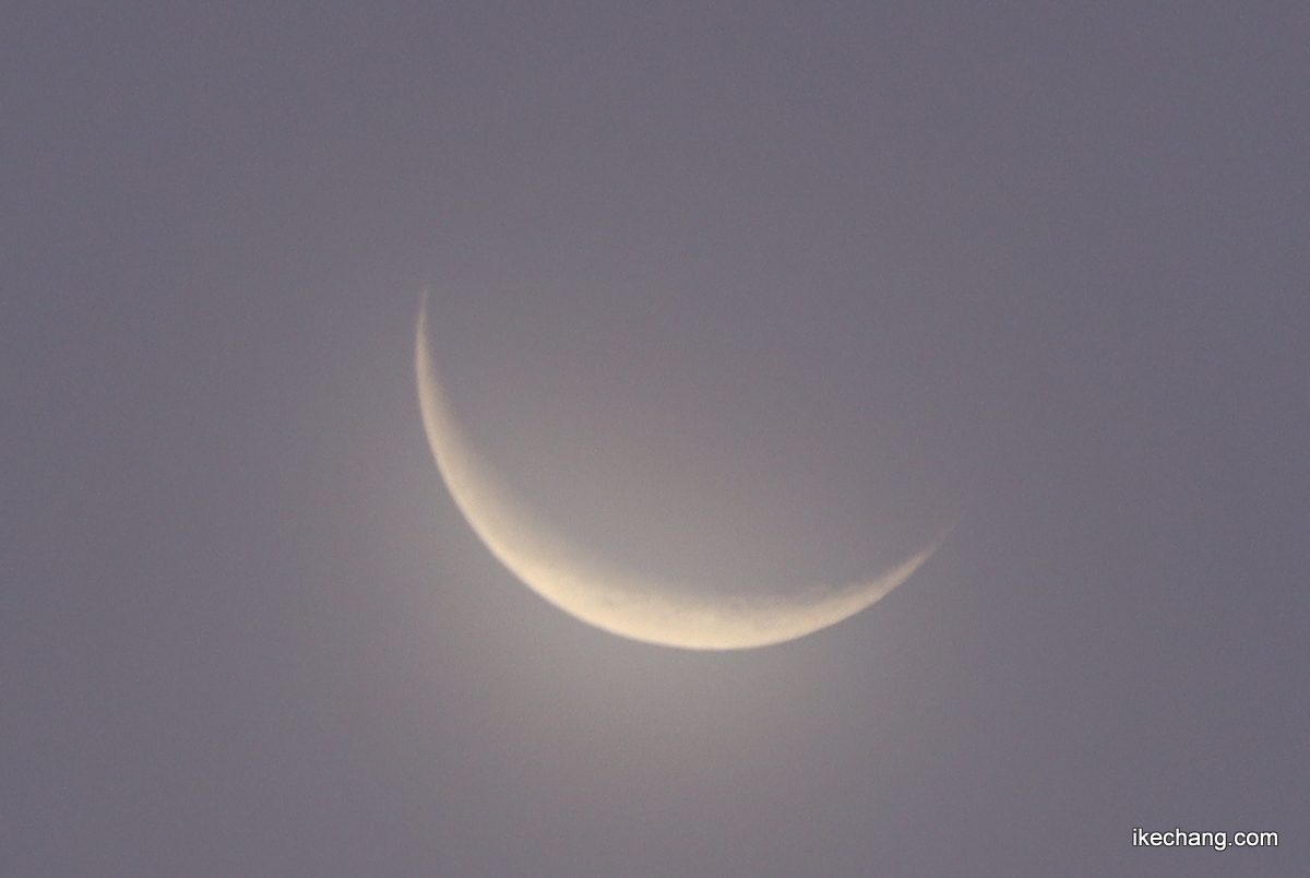 写真：薄い雲がかかり、おぼろ月な細い月