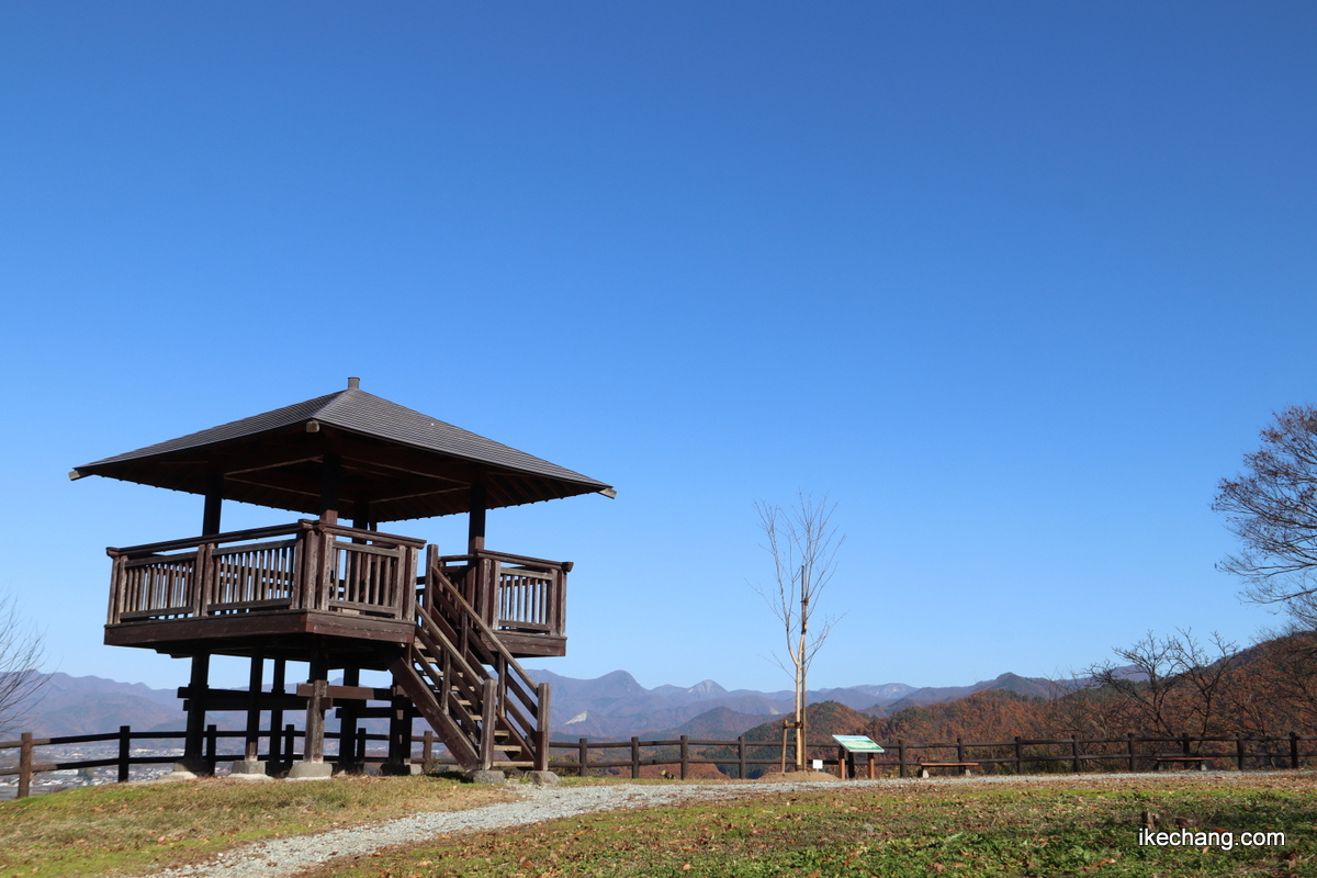 写真：青空の下の舞鶴山展望台