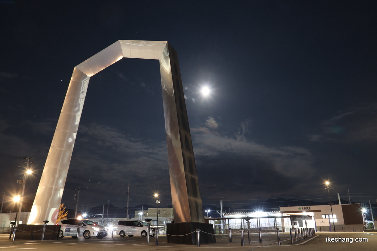 写真：JR天童南駅前の「王手門」と満月
