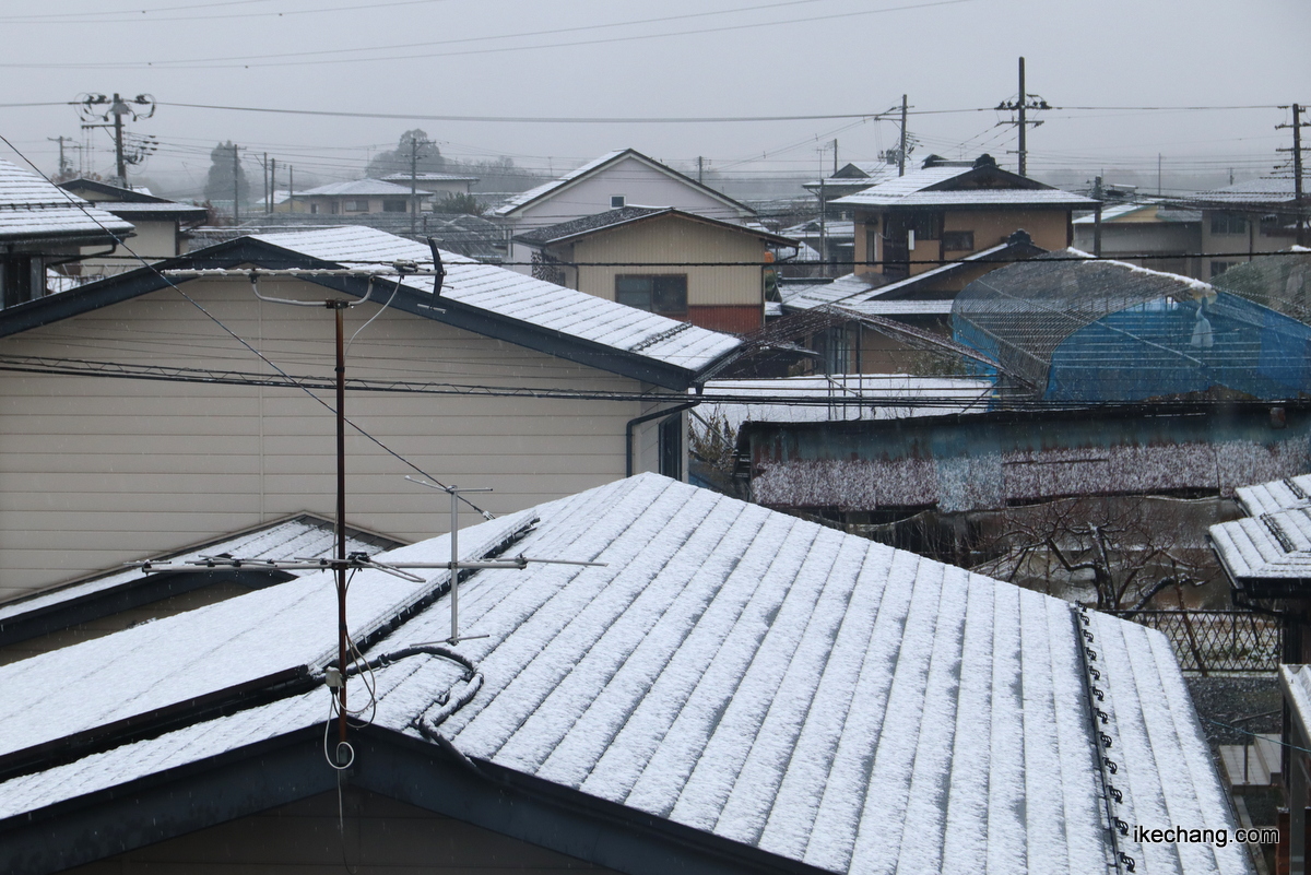 写真：屋根にうっすらと積もる雪
