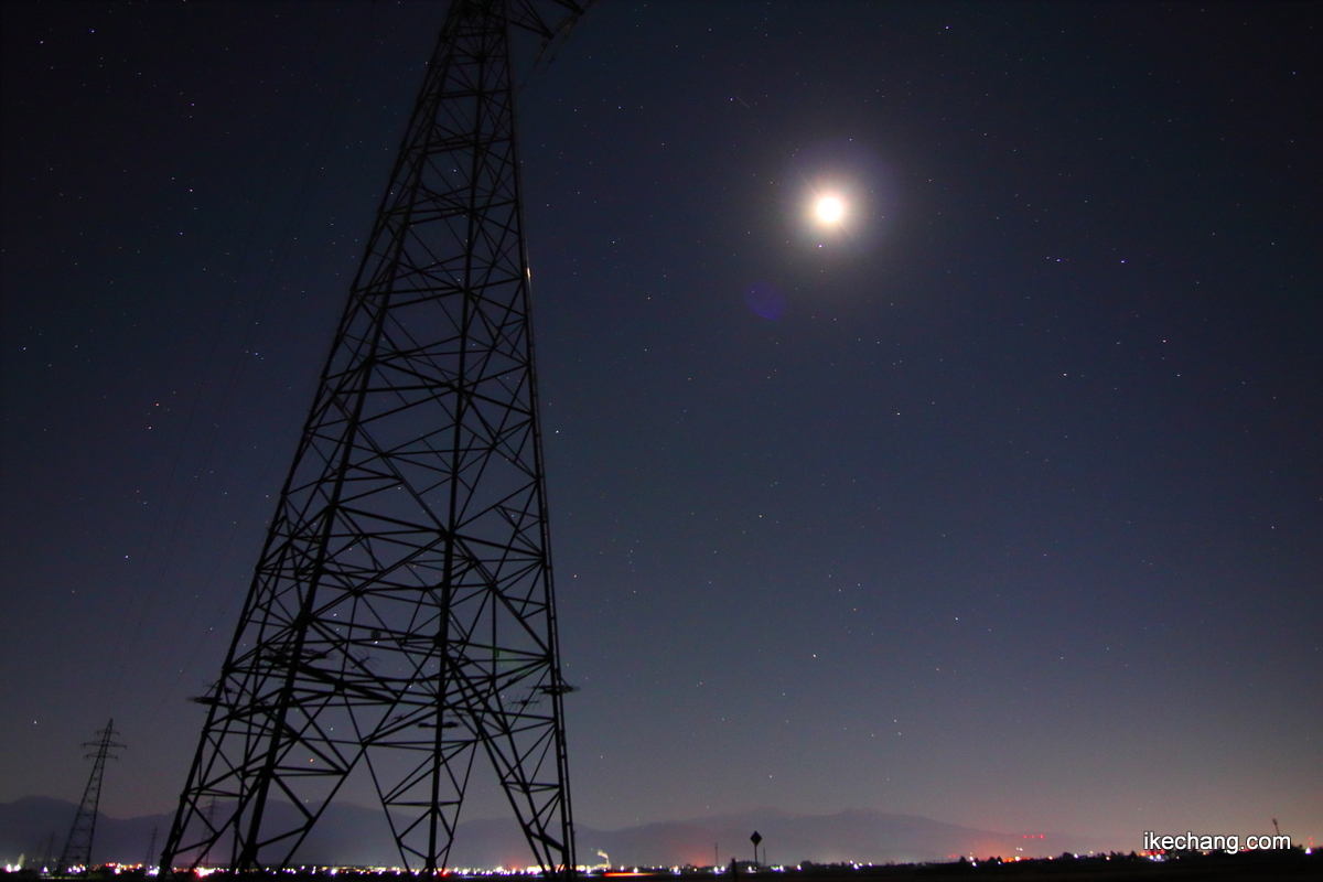 写真：月齢22.9の月と鉄塔